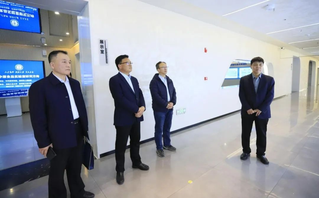 花花牛乳業(yè)集團黨委書記、董事長唐洪峰一行赴中原食品實驗室同中國工程院院士、中原食品實驗室主任任發(fā)政座談交流