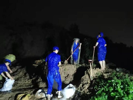 微光匯聚、風(fēng)雨同舟，我們一起扛！