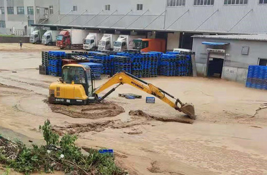 微光匯聚、風(fēng)雨同舟，我們一起扛！