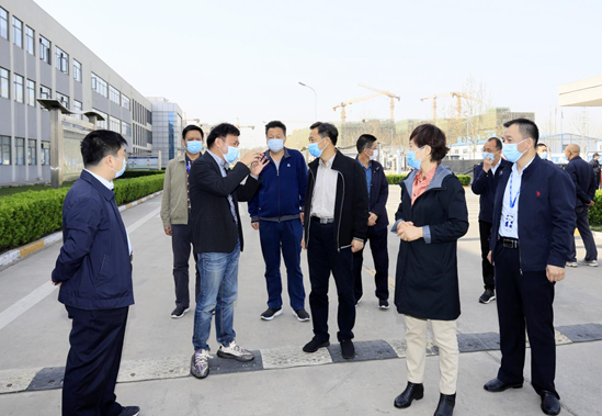 鄭州市人大副主任孫黎、市政府副市長(zhǎng)李喜安一行 蒞臨花花牛開(kāi)展“三送一強(qiáng)”活動(dòng)